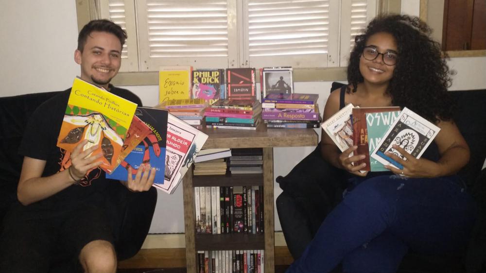 Os estudantes de Letras, Robert e Jamili, criaram o projeto com o objetivo de incentivar a leitura e gerar conhecimentos à população. Crédito: Divulgação