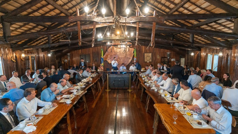 O encontro, realizado no Galpão Crioulo do Piratini, reuniu deputados e secretários de Estado -Foto: Maurício Tonetto/Secom