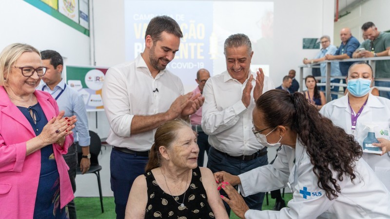 Ignes Sampaio, de 87 anos, foi a primeira pessoa a receber a vacina bivalente no Estado -Foto: Mauricio Tonetto / Secom
