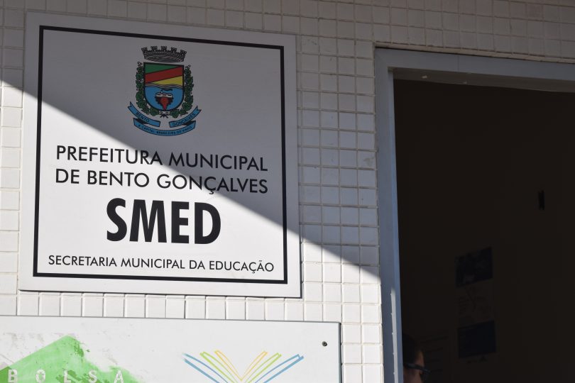 A mãe está desesperada por uma vaga na creche, pois precisa trabalhar e não tem com quem deixar a criança. Crédito: Divulgação