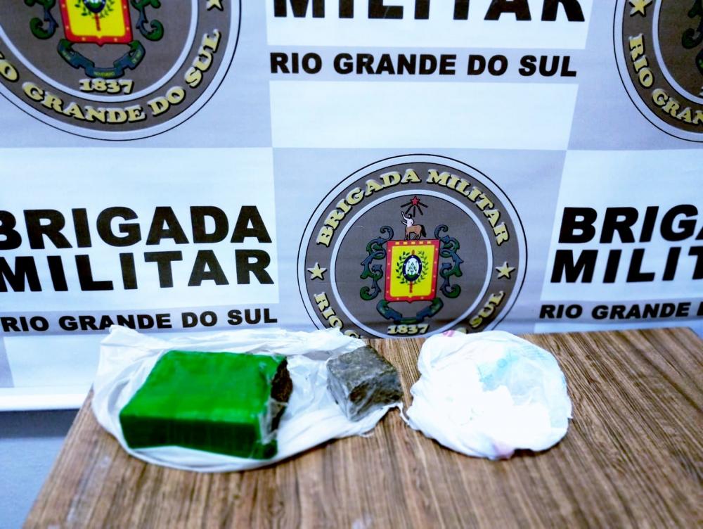 O homem foi preso com dois tijolos de maconha e porções de cocaína na noite desta terça-feira, 14. Crédito: Divulgação