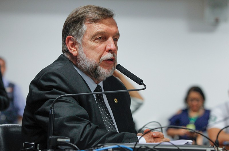 O senador Flávio Arns defende a criação de uma lei de responsabilidade educacional - Beto Barata/Agência Senado