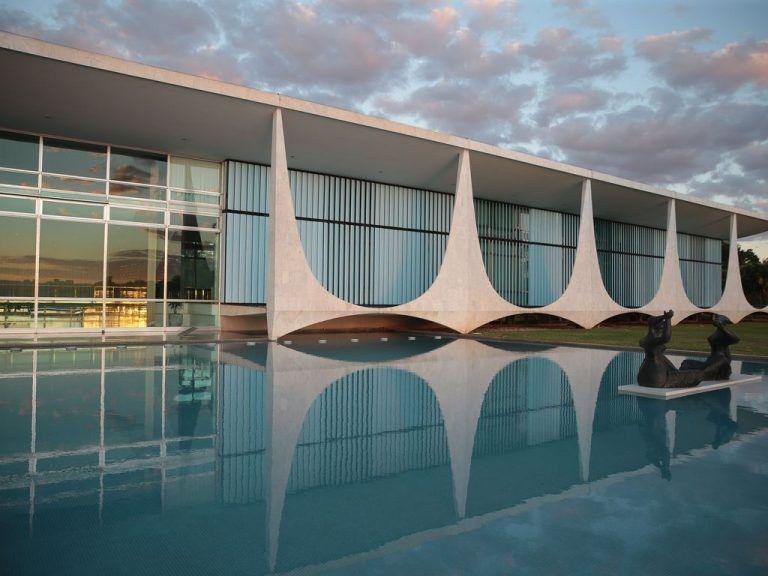 O Palácio da Alvorada: obra de Oscar Niemeyer inaugurada em 1958 - (Foto: Marcello Casal Jr/Agência Brasil)