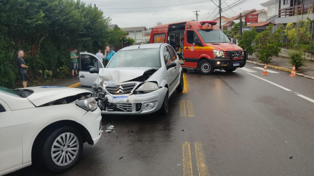 Colisão frontal ocorreu na manhã desta sexta-feira, 17, no bairro São Roque. Crédito: Divulgação/Corpo de Bombeiros de Bento Gonçalves