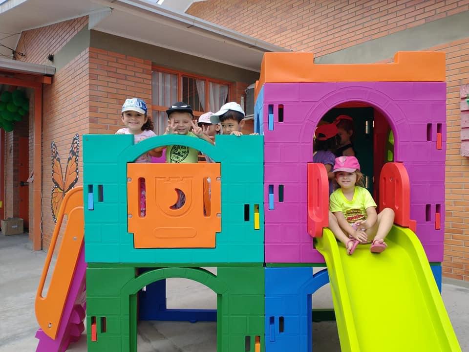 Desde janeiro de 2023, a Secretaria está entregando para todas as Escolas Infantis um brinquedo com múltiplas possibilidades de movimento. Crédito: SMED/Divulgação