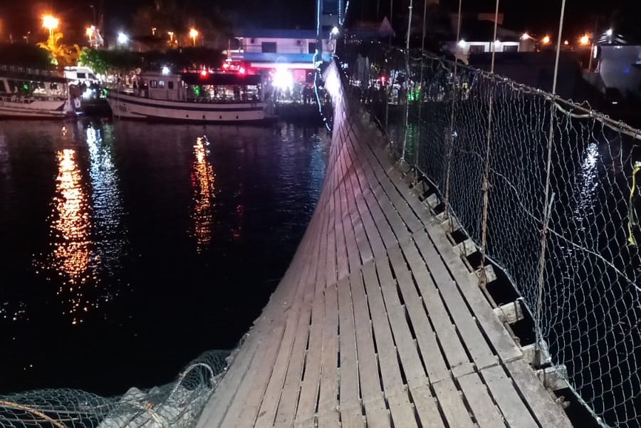 Ponte tem cabos rompidos e dezenas pessoas caem no rio em Passo de Torres