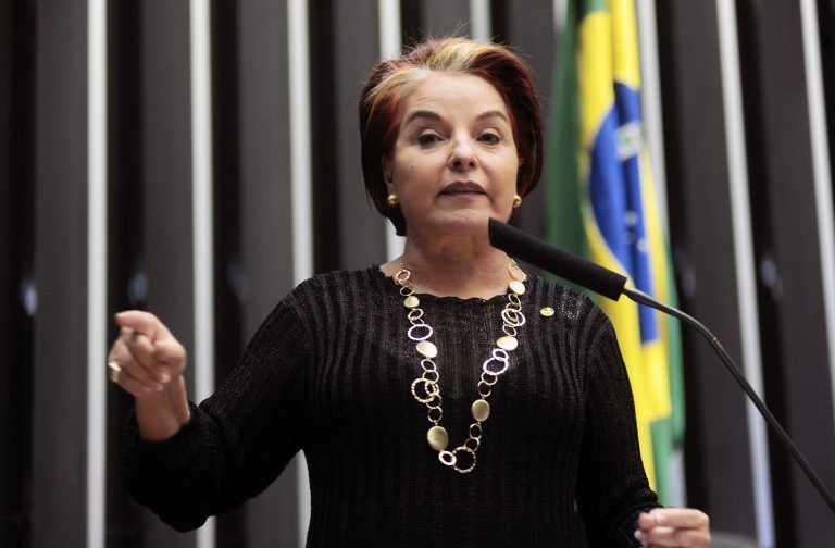 Iris de Araújo em discurso na tribuna do Plenário, em 2011 - (Foto: Acervo Câmara dos Deputados)
