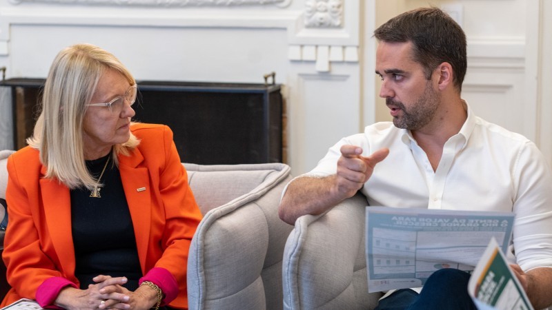 A presidente do Badesul, Jeanette Lontra, destacou para Leite a qualidade e comprometimento do trabalho da instituição -Foto: Maurício Tonetto/Secom