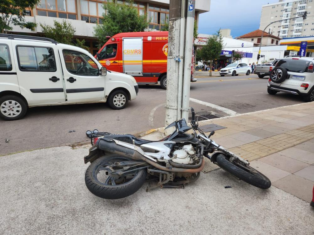 O motociclista sofreu ferimentos em uma das pernas, com risco de fratura, e foi encaminhado pelo Corpo de Bombeiros Militar de Bento Gonçalves para atendimento médico. Crédito: NB Notícias 