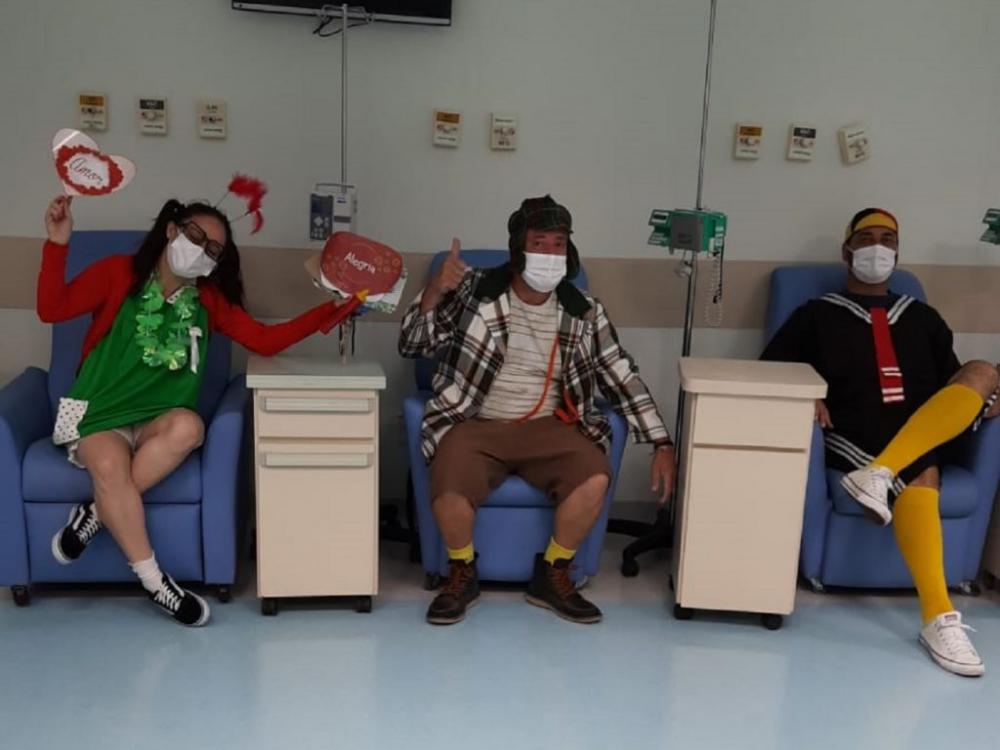 Chaves, Chiquinha e Kiko interagiram com pacientes e colaboradores, deixando como recordação balões em formato de objetos e animais nesta segunda-feira, 20. Crédito: Divulgação