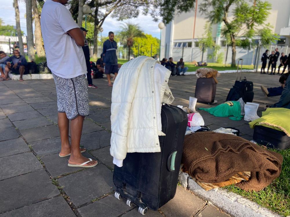 Todos foram encaminhados para o ﻿Ginásio de Esportes Municipal Darcy Pozza onde foi construído um alojamento temporário. Crédito: NB Notícias