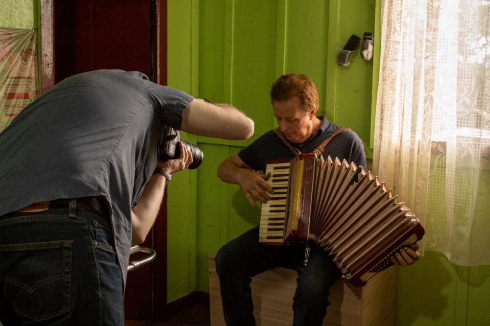 Tal projeto conta com a orientação e direção de Anthony Beux Tessari e da historiadora, Eliana Xerri, que realizam as entrevistas. Crédito: Monalise Canalle