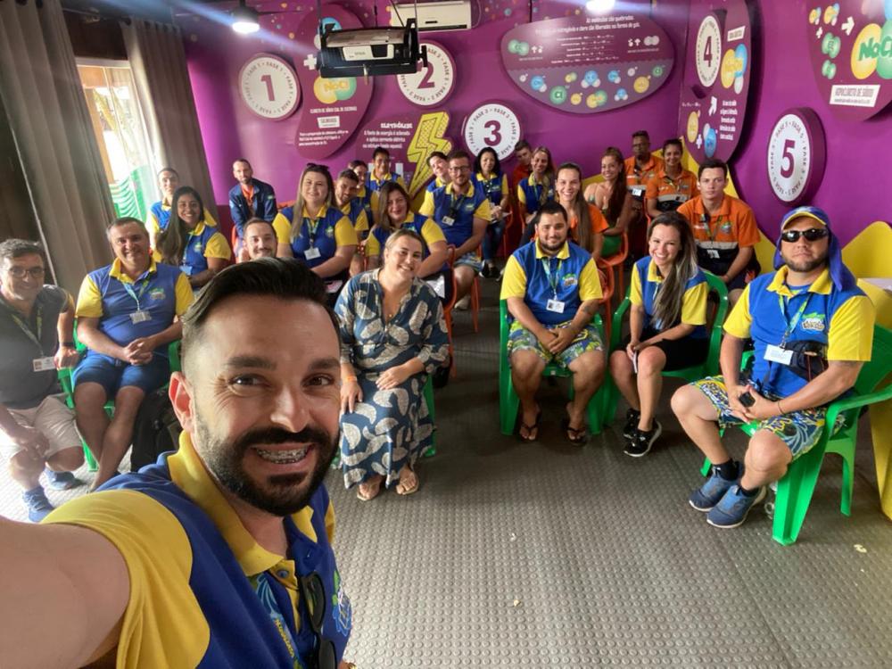 Vanessa, que também é mãe de uma criança autista, explicou para as equipes do Acqua Lokos os diferentes níveis de autismo e suas características. Crédito: Divulgação