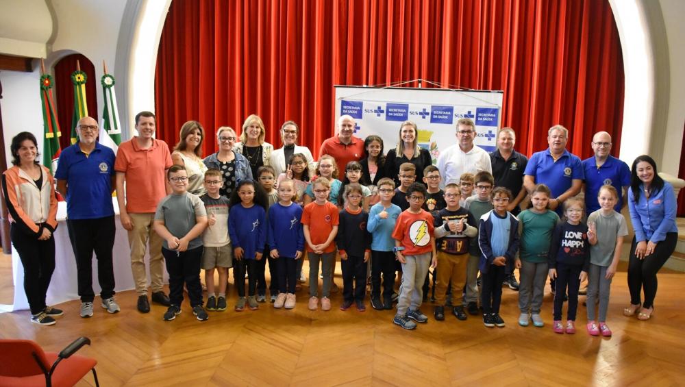 Para as crianças atendidas no serviço pactuado pelo SUS na especialidade de Oftalmologia, foi aplicado um investimento municipal via Secretaria da Saúde. Crédito: Caroline Cesca