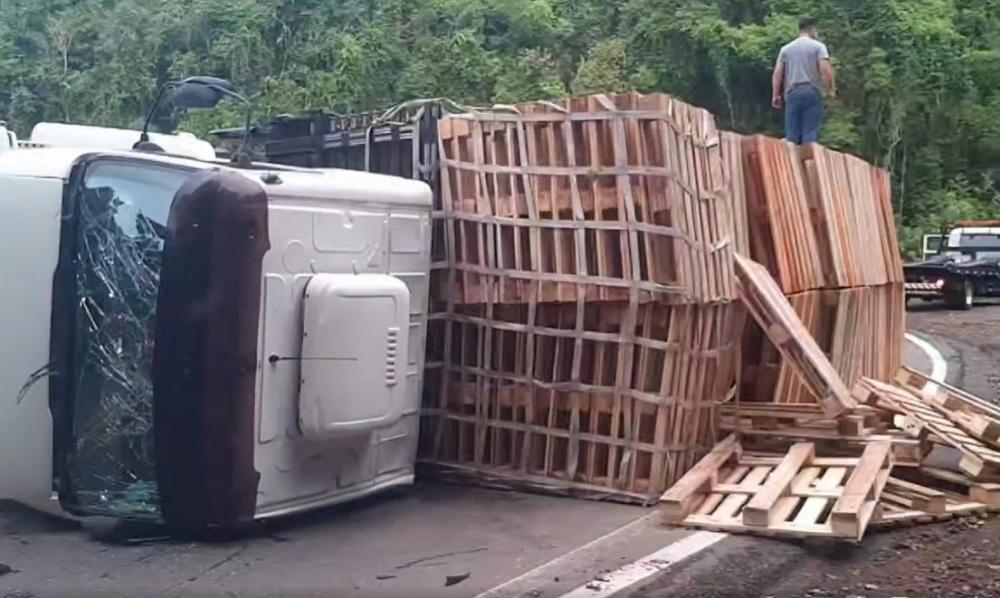 Motorista sofreu ferimentos leves no acidente ocorrido na BR 470 na tarde deste sábado - Foto: Reprodução/Rádio Difusora