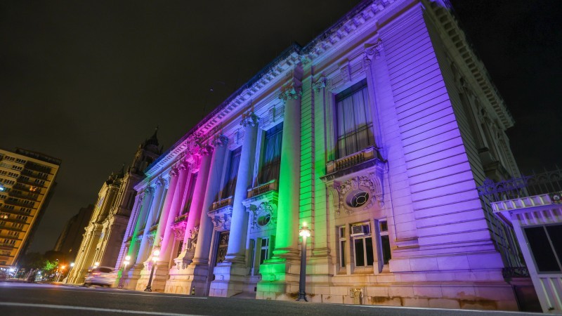 Iluminação da fachada do Palácio Piratini faz alusão ao Dia Mundial das Pessoas com Doenças Raras -Foto: Grégori Bertó/Secom