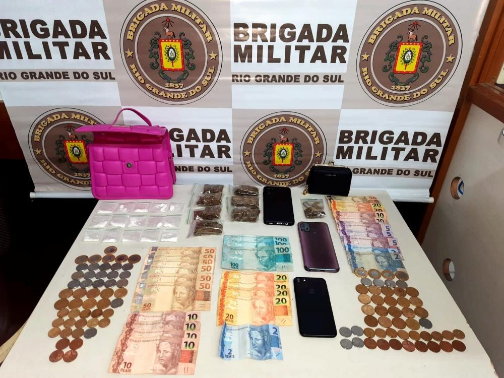 Jovem de 20 anos estava junto com duas adolescentes quando foi flagrada pelos policiais - Fotos: Brigada Militar/Divulgação