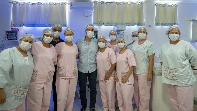 Leite acompanhado de profissionais da UTI neonatal da Santa Casa de Alegrete, que terá uma casa de acolhimento de mães -Foto: Maurício Tonetto/Secom