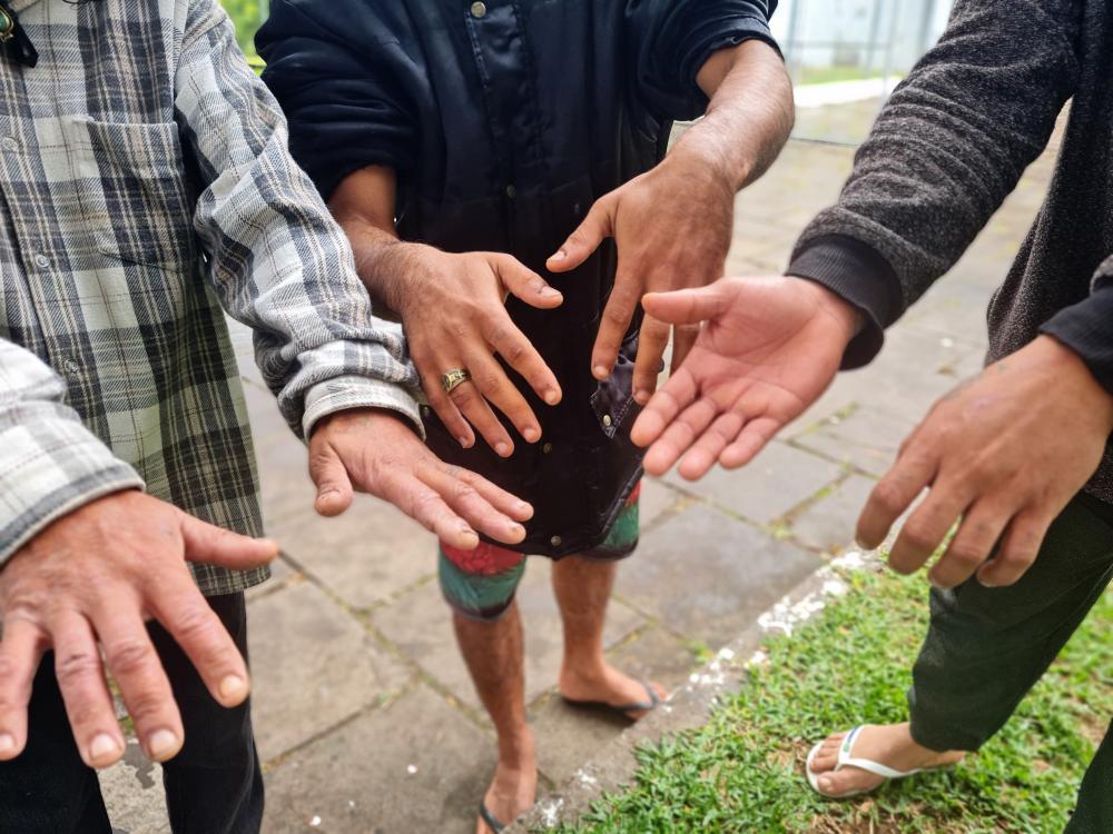 As mãos dos trabalhadores trazem os sinais dos serviços realizados durante os dois meses em que passaram colhendo uvas na cidade. Foto: Kévin Sganzerla
