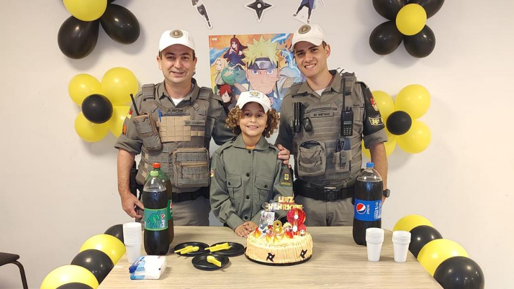 Luis Henrique ganhou uma farda de presente dos policiais. Crédito: Divulgação