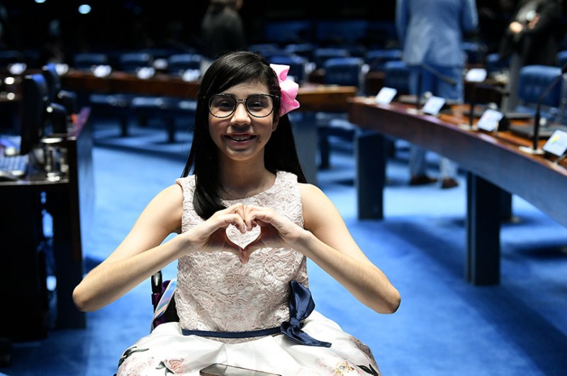 Laissa Vasconcellos, portadora de Atrofia Muscular Espinhal (AME), na comemoração do Dia Mundial das Doenças Raras no Senado, em 2020 - Jane de Araújo/Agência Senado