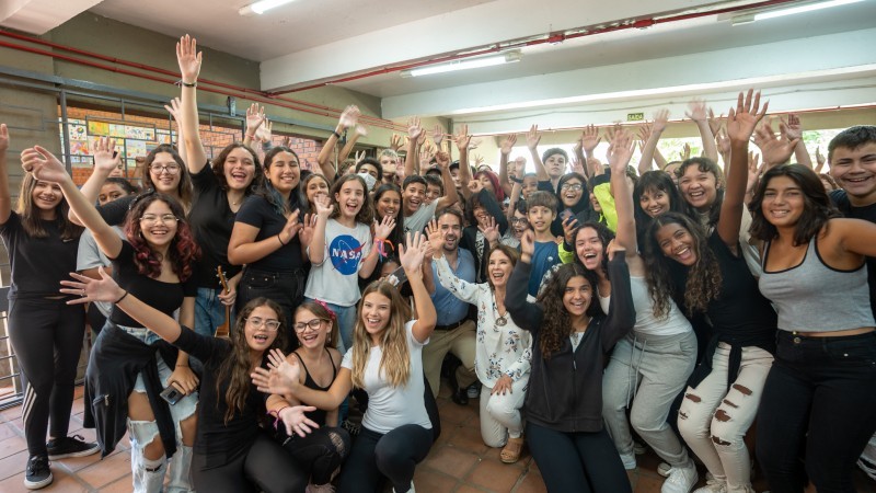 O governador e a secretária da Educação tiveram uma recepção festiva -Foto: Maurício Tonetto/Secom