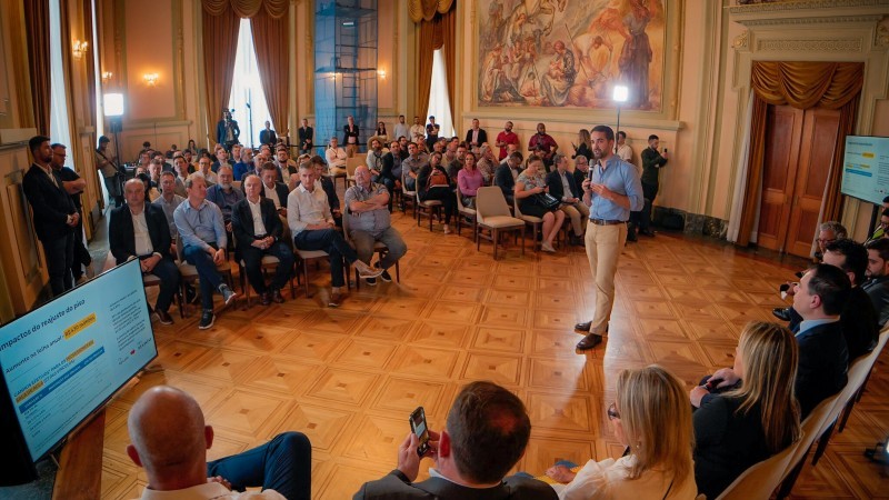 Leite detalhou proposta que equipara salário dos docentes gaúchos ao piso nacional -Foto: Joel Vargas / GVG