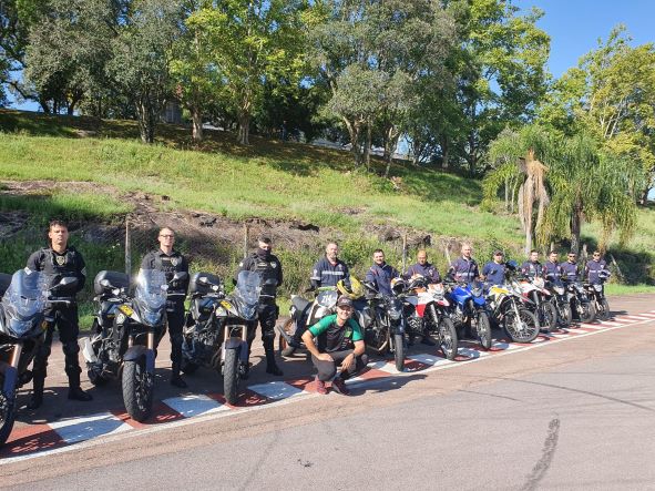 A instrução dos agentes da GCM e SAMU foi feita pelo piloto de motovelocidade Herbert Pereira. Crédito: Divulgação