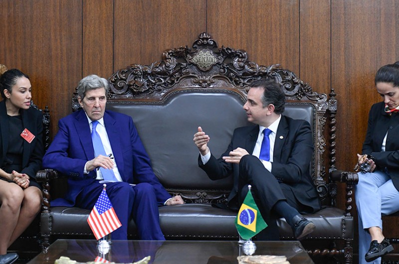 Pacheco (dir), com John Kerry: temos leis muito positivas em matéria ambiental que infelizmente estão sendo descumpridas - Geraldo Magela/Agência Senado