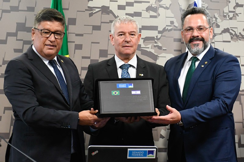 Senadores Carlos Viana (esq) e Alan Rick (dir) com o embaixador de Israel, Daniel Zahar Zonshine - Roque de Sá/Agência Senado