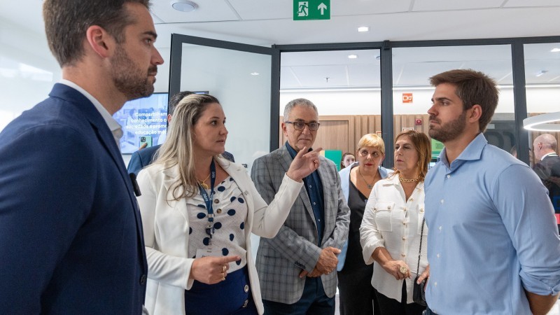 O governador Eduardo Leite e o médico Thalis Bolzan conheceram as instalações da Casa dos Raros -Foto: Maurício Tonetto/Secom