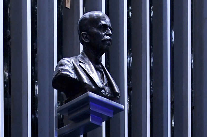O busto de Ruy Barbosa, patrono do Senado, está afixado acima da mesa, no Plenário da Casa - Edilson Rodrigues/Agência Senado