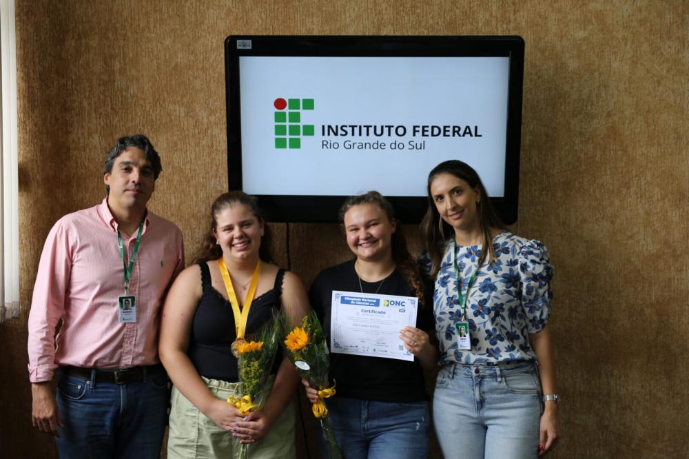 Professor Rodrigo Monteiro, Maria Carolina Basso Rodiguero, Érica Maria Kuffel e professora Débora Tomasini na hora da entrega da premiação. Crédito: Divulgação/IFRS Bento