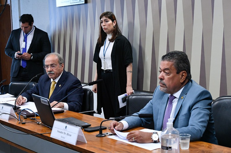 Ao lado do presidente, Chico Rodrigues (E), Dr. Hiran apresenta a previsão de trabalhos - Edilson Rodrigues/Agência Senado