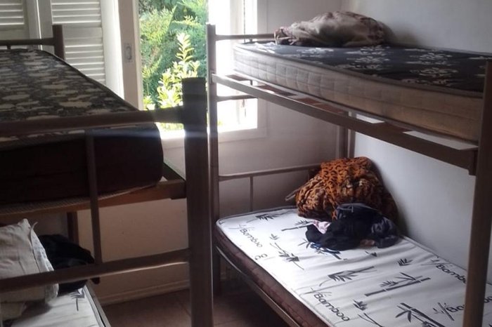 Casa na Rua Maximiliano Sonza tinha vários cômodos com beliches e acomodava 25 trabalhadores - Foto: Divulgação