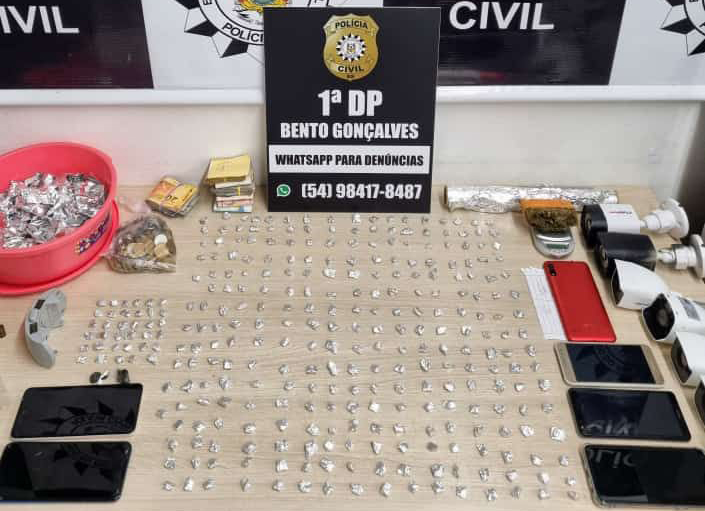 Mais de 200 pedras de crack foram encontradas com os indivíduos. Crédito: Divulgação/Polícia Civil 