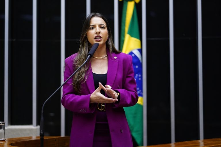 Amanda Gentil: inúmeros relatos de condições de trabalho que remetem a uma escravidão contemporânea - (Foto: Pablo Valadares/Câmara dos Deputados)