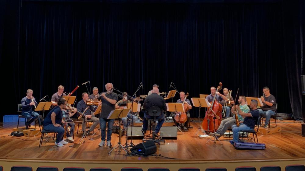 Durante o mês de março, a formação realizará dez concertos gratuitos nas cidades onde a Universidade de Caxias do Sul possui campus como Caxias do Sul, Bento, Nova Prata, Flores da Cunha, Farroupilha, Guaporé, Torres, São Sebastião do Caí e Vacaria. Crédi