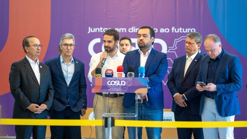 Leite e os demais governadores durante uma entrevista coletiva para a imprensa -Foto: Maurício Tonetto/Secom