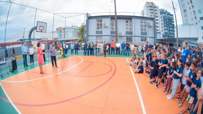 Na Escola de Ensino Fundamental Almirante Tamandaré, em Tramandaí, Gabriel vistoriou a reforma da quadra -Foto: Rodrigo Ziebell/Ascom GVG