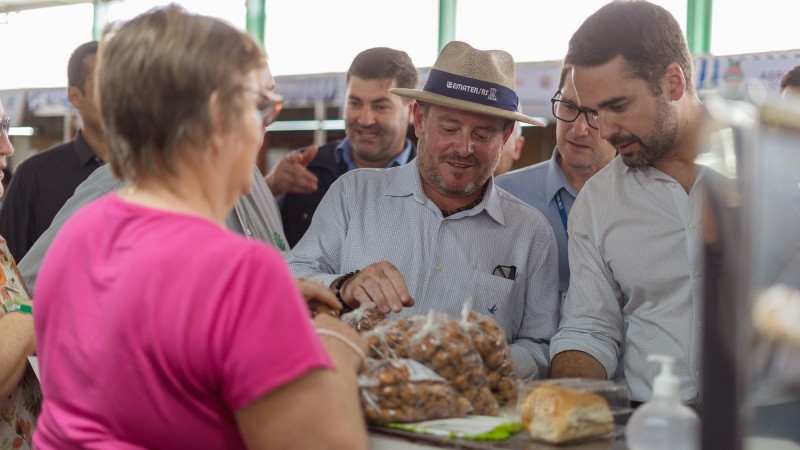 Santini e Leite visitaram os estandes do pavilhão da agricultura familiar -Foto: Cristiano Junior/Ascom SDR