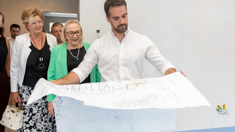 Leite verifica projeto que dobrará o número de leitos de internação e de cirurgias com recursos do programa Avançar na Saúde -Foto: Maurício Tonetto/Secom