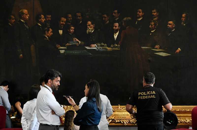 Peritos da Polícia Federal e funcionários do Senado avaliam um dos quadros do Museu Histórico Senador Itamar Franco - Geraldo Magela/Agência Senado
