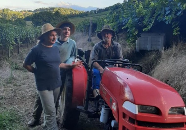 Gabriel Zaccaron ao lado dos pais, os agricultores Pedro e Inês