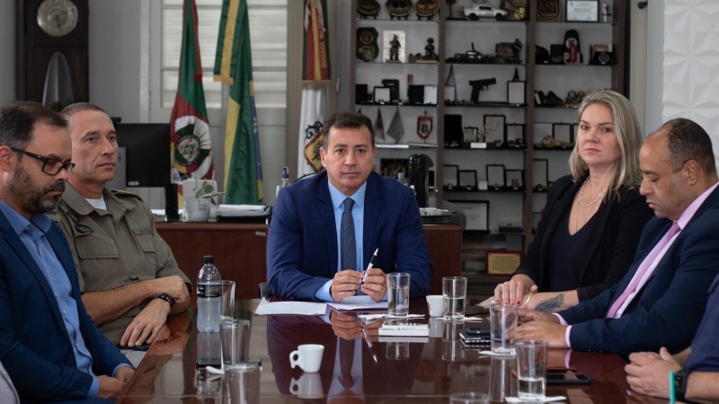 Caron, acompanhado da cúpula da Segurança Pública do RS, durante a videoconferência em que foi eleito presidente do Consesp -Foto: Pedro Morsch/SSP