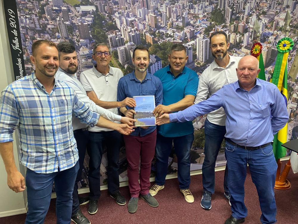 Formada em 2021 pelos vereadores Agostinho Petroli (MDB), que atua como Presidente; José Antônio Gava (PDT), Relator, e os Membros Edson Biasi; (PP) Eduardo Pompermayer (PP); e Rafael Luiz Fantin (PSD), o Dentinho e Thiago Fabris (PP), a Frente atuou fort