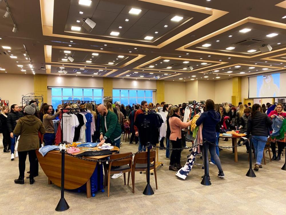Roupas e acessórios com preços a partir de R$ 10 podem ser encontrados no evento - Fotos: Marcelo Cedeno e Rodi Goulart