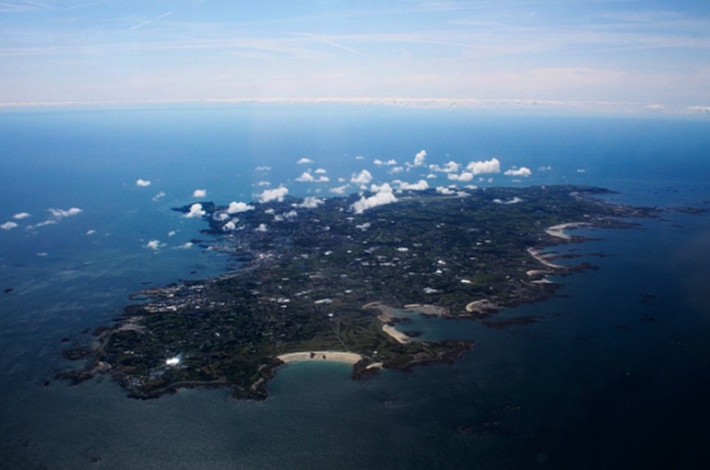 Guernsey é uma ilha no Canal da Mancha, dependência da Coroa Britânica que não faz parte do Reino Unido - Wikipedia