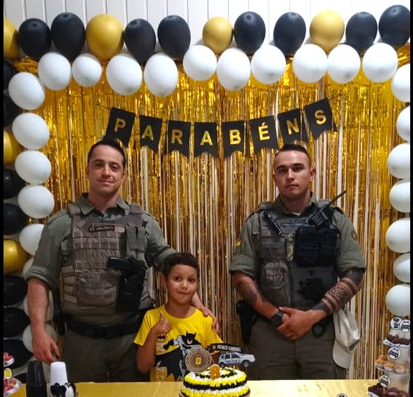 Menino de 8 anos realiza sonho de festa de aniversário com policiais da BM