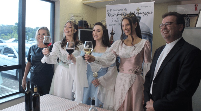 Da esq. p/ dir: secretária Regina Célia Ducati, princesa Ana Paula Casa. rainha Laura Verona bet, princesa Millena Dossin Broilo, reitor Pe. Ricardo Fontana. Crédito: Leandro Ávila 